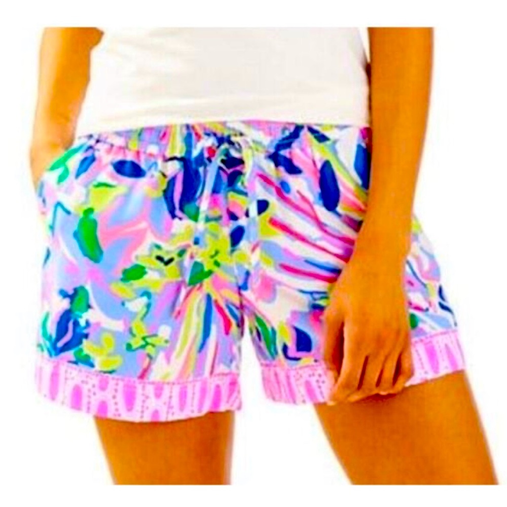 NWT LILLY PULITZER Katia Mid-Rise Shorts Havin a Blast
Size small